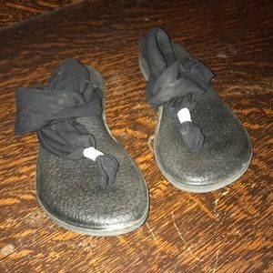 Sanuk black yoga sandals size 6